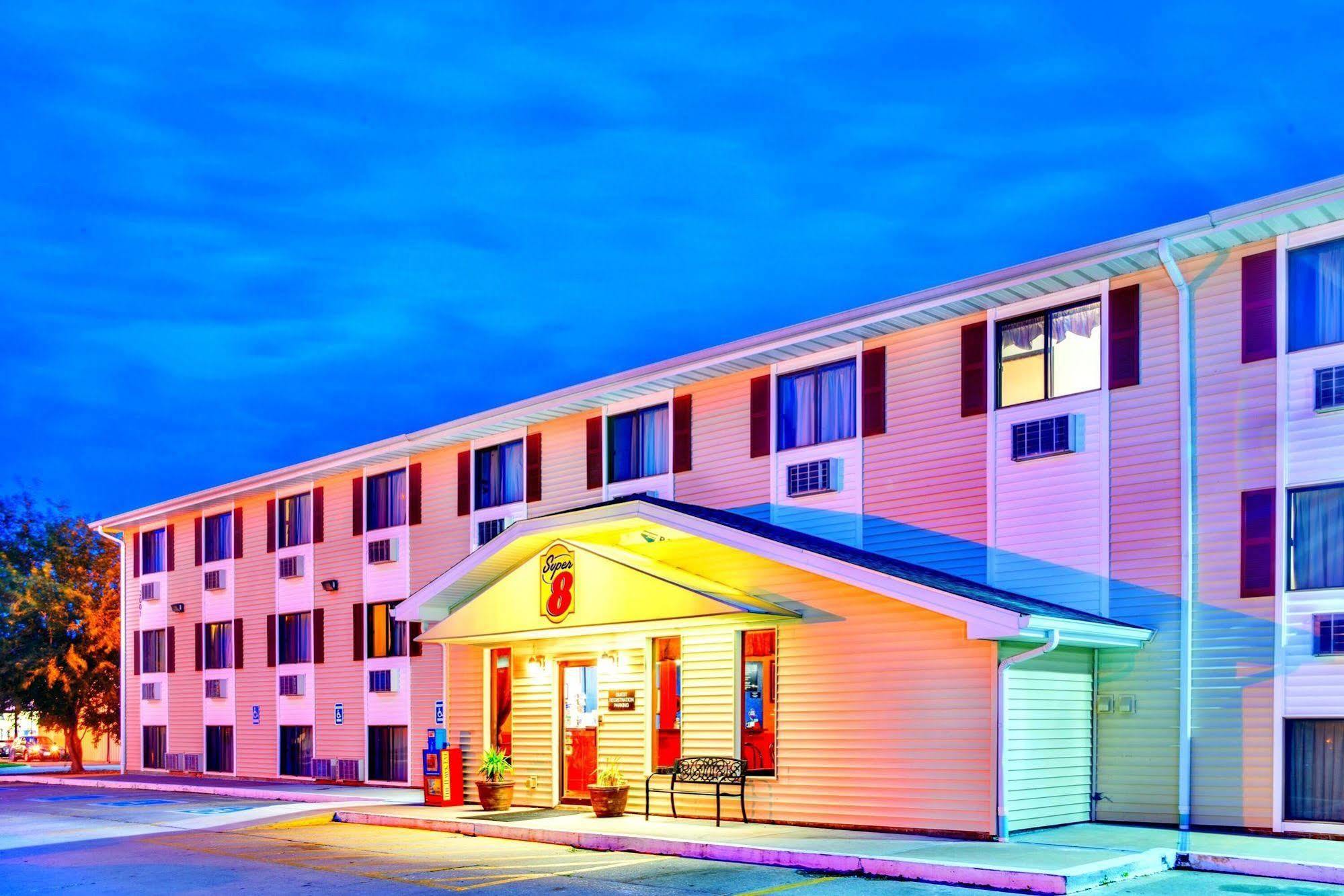 Super 8 By Wyndham Burlington Exterior foto