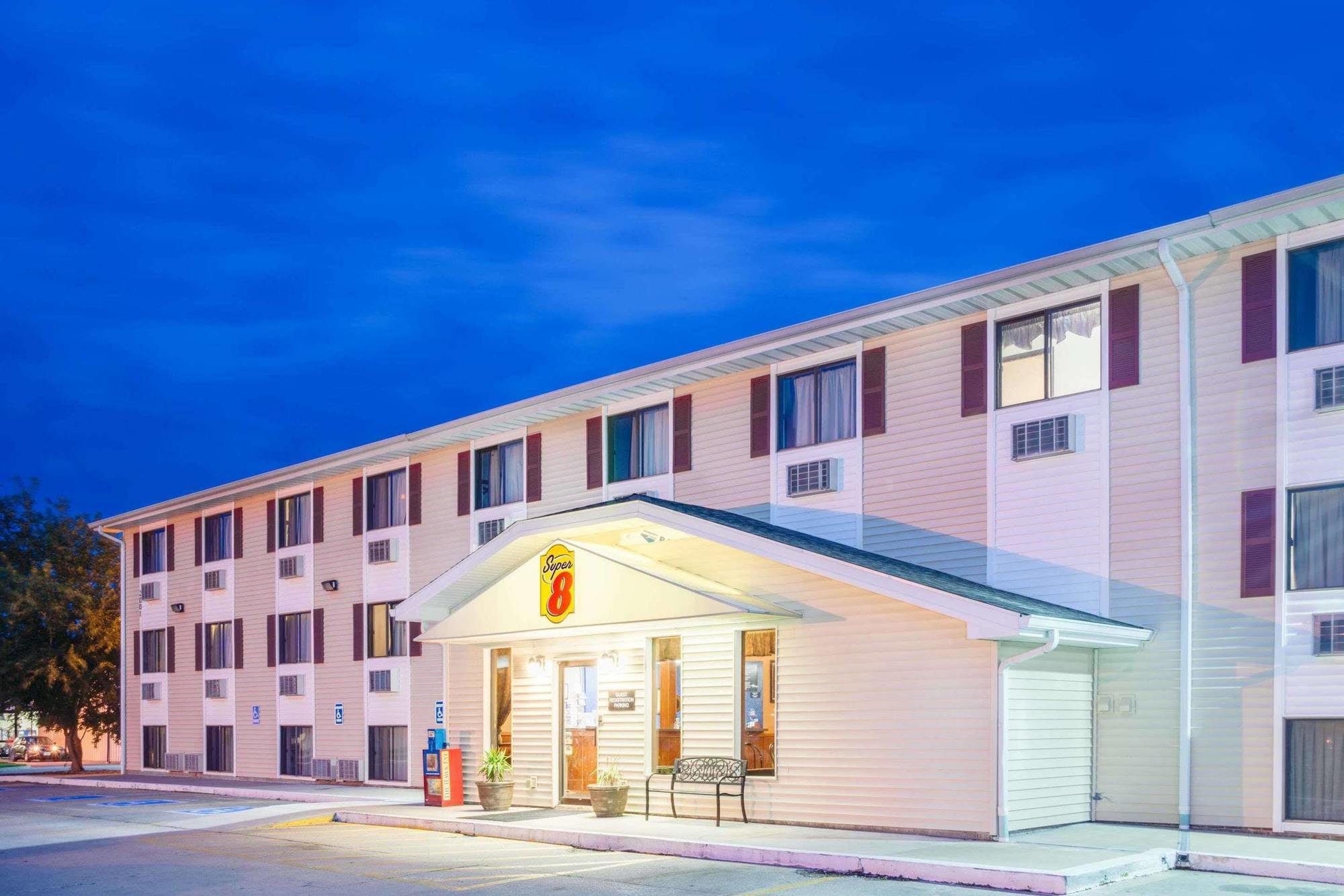 Super 8 By Wyndham Burlington Exterior foto